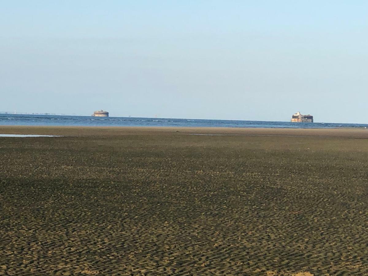 Wight On The Beach, Sleeps 4, Free Off Road Parking, Balcony With Sea Views ไรด์ ภายนอก รูปภาพ