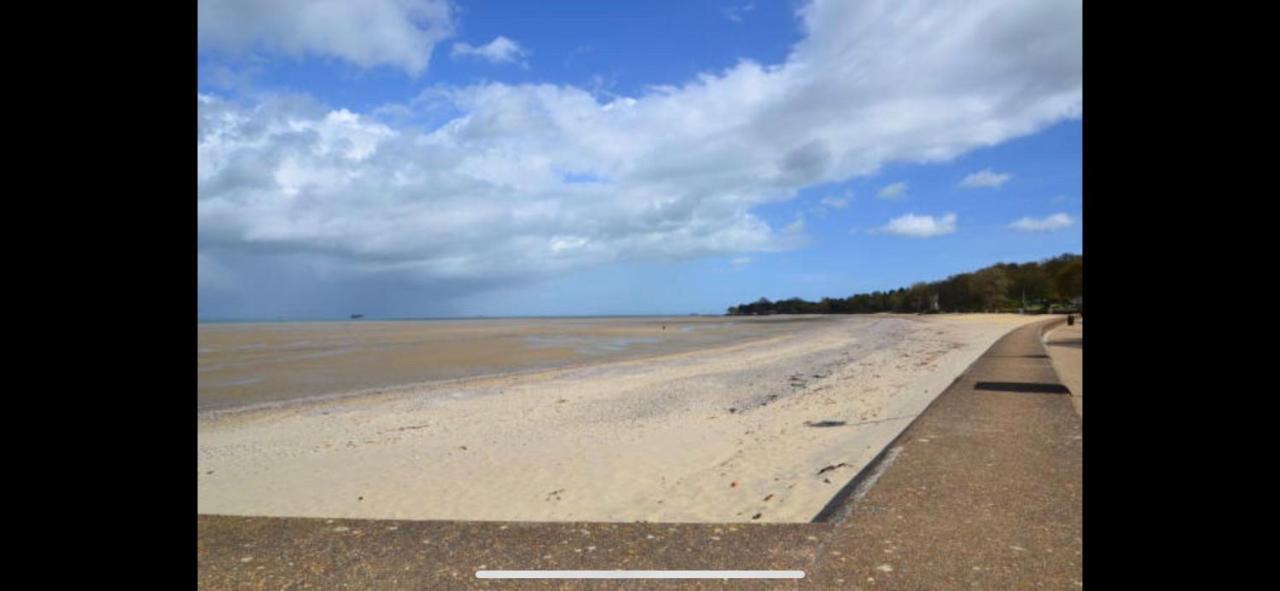 Wight On The Beach, Sleeps 4, Free Off Road Parking, Balcony With Sea Views ไรด์ ภายนอก รูปภาพ